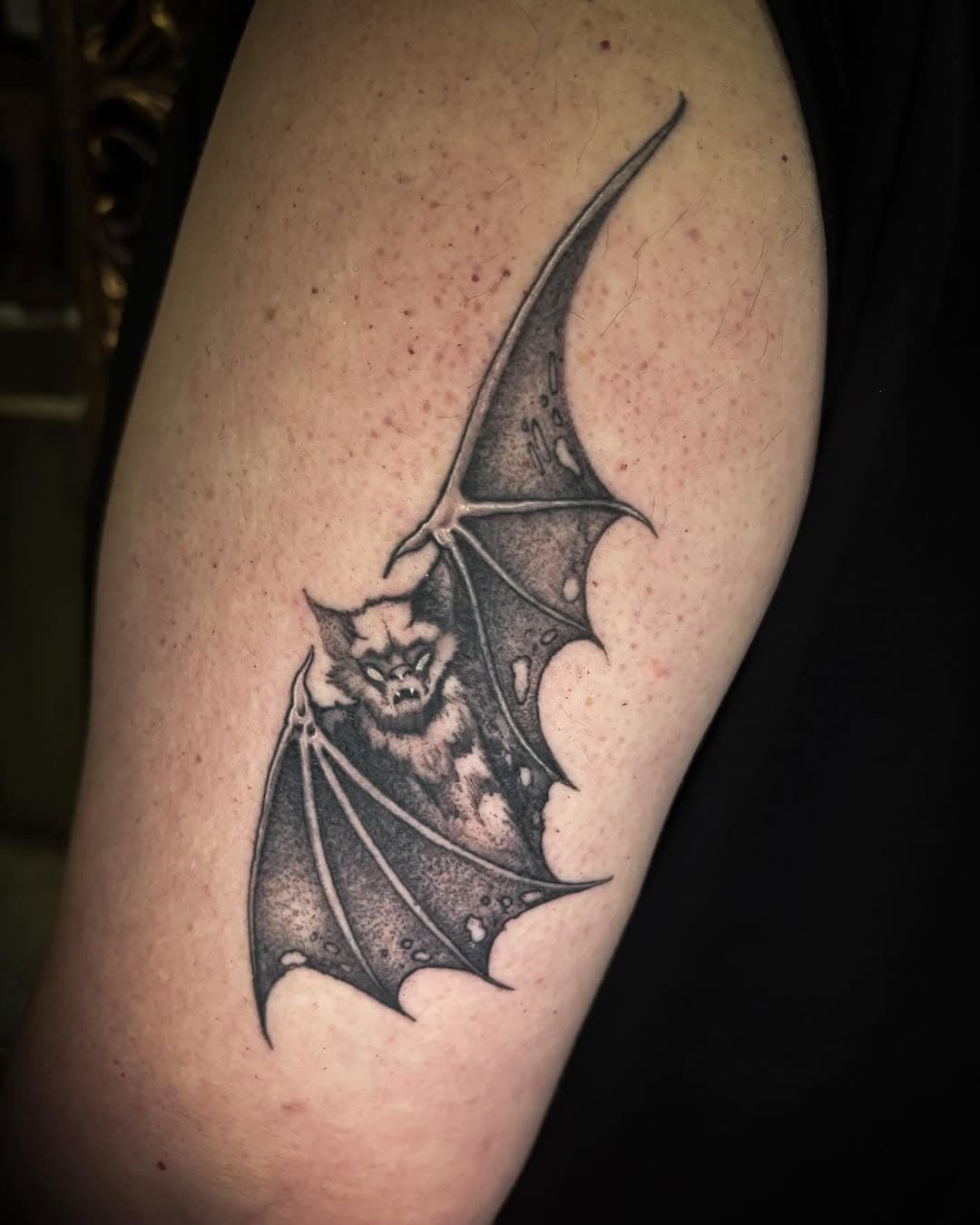 Morceguinho do @fabiogeroto74 cicatrizado. 
#morcego #bat #tattoopb #onlyblacktattoos #pretopuro #ledstattoo #inked