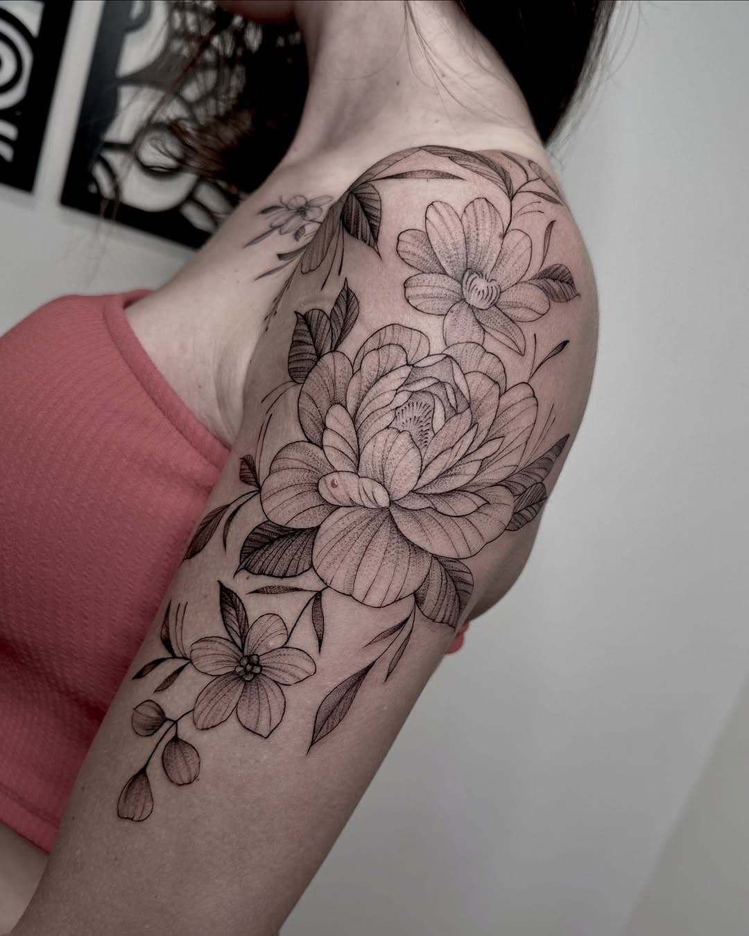 Tattoo floral lindona que criei pra Ju! 
Foi um presente poder te conhecer e toda a troca que tivemos durante essa sessão, amei muito! Obrigada pela confiança 🤍✨