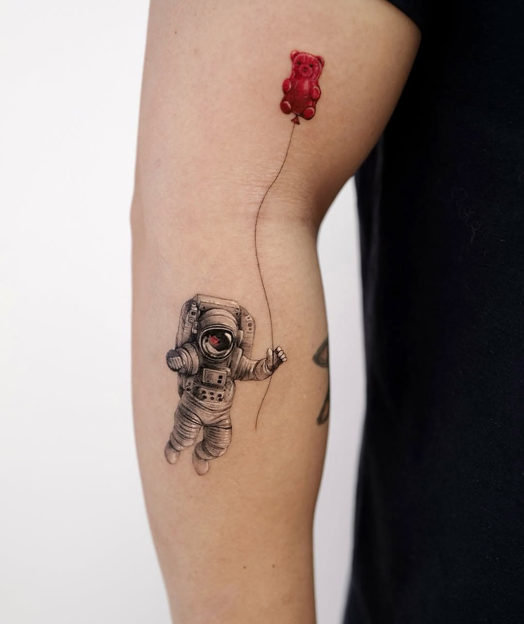 🚀 An astronaut and a gummy bear