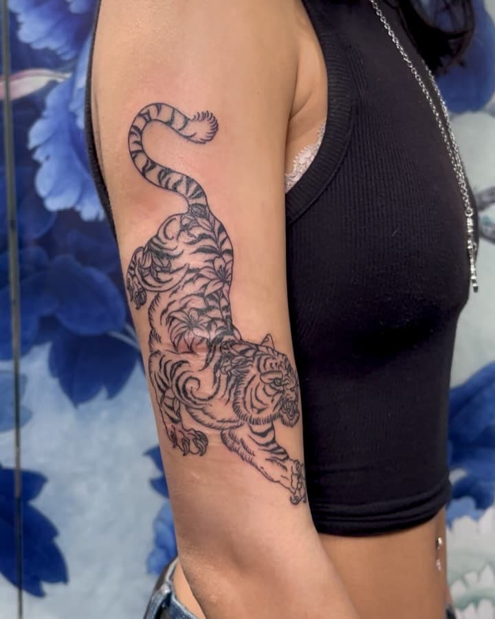 Salut les moldus !!
Aujourd’hui on est sur un nouveau départ pour Léana et surtout un tattoo bien cool à réaliser👌🏻
#méfaitaccompli ⚡️
•
@pantherebleuetattoo @tattoobylaura 
•
#tigertattoo #tiger #blacktattoo #flowertattoo #coveruptattoo #scarcoveruptattoo #ali_potter_tattoo #tattoo #tatouage #tattooart #newtattooartist #pantherebleuetattoo #chatillon #paristattoo #mischiefmanaged