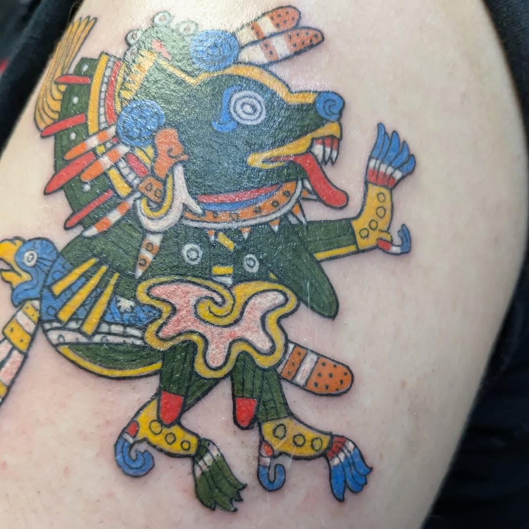 Aztec God for a client. This was her first tattoo, she did great!
#affiliatedtattoofamily #affiliatedtattoo #tattoowithbenny #oldgods #TheGods #lifeincolor #solidtattooink #neotatmachines #aztectattoo #aztec