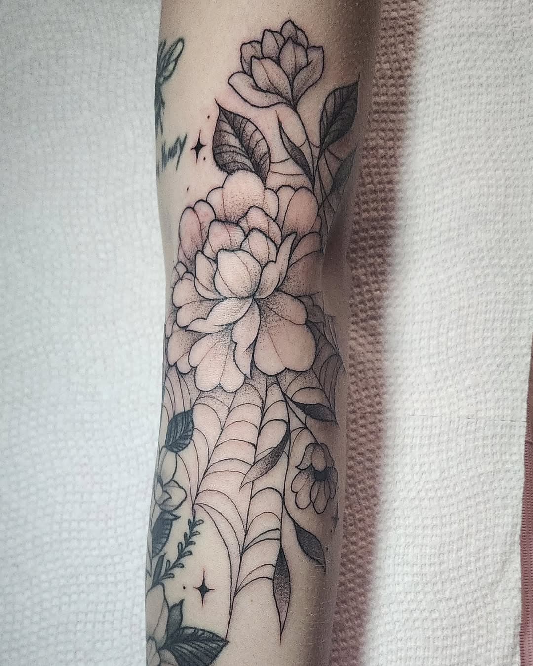 A freehanded floral addition to my lovely client Alex's future sleeve🩷 Hard to believe but I do infact do black and grey tattoos sometimes 😉
#tattoo #houstonfemaletattooartist #houstonartist #houstontattooartist #webstertattoo #webstertattooartist #blackandgrey #peppershading