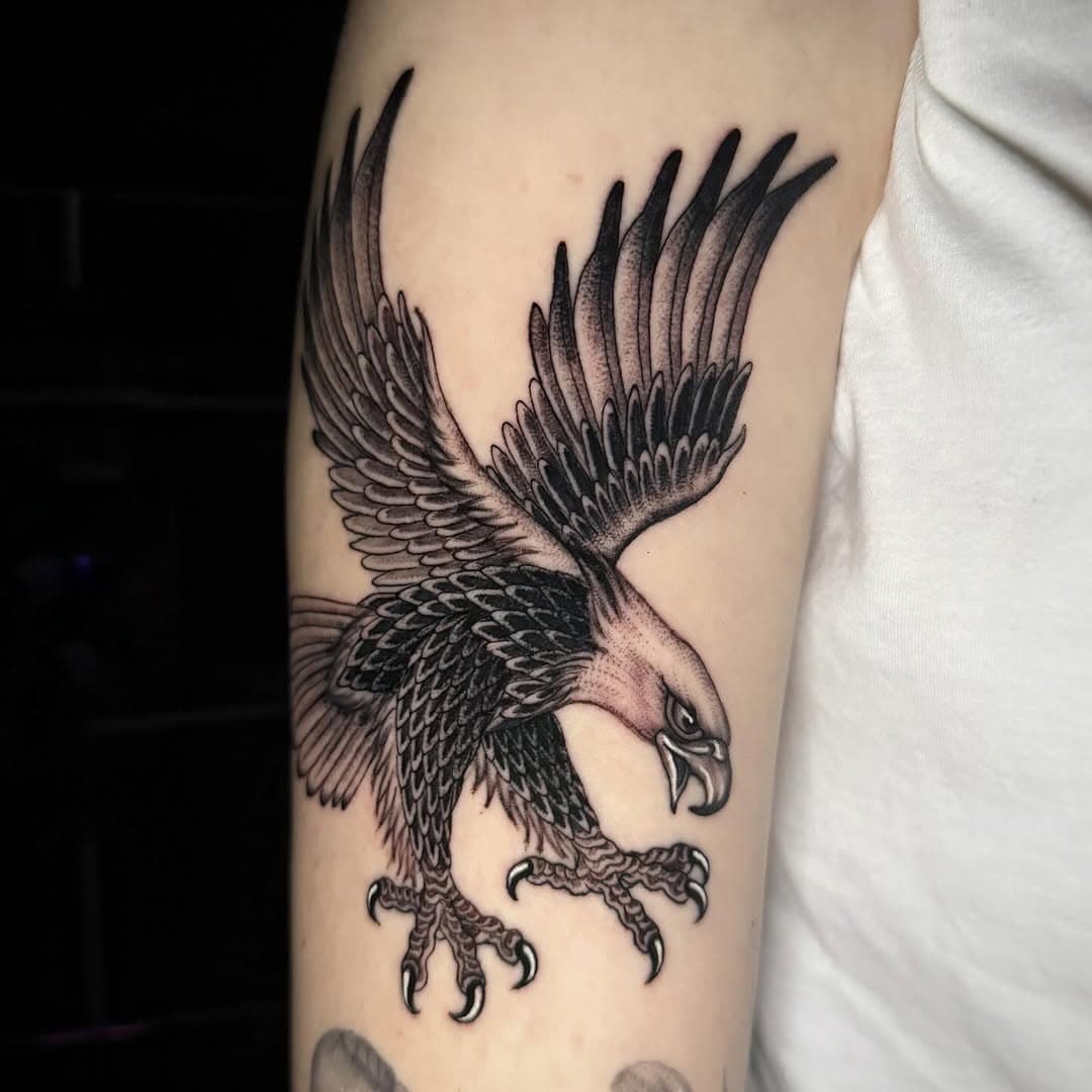 Águila para @paula.blasi 

Si quieres un tattoo de este rollo puedes encontrarme en @ironhorsejerez o en @drama.tattoo 

#tattoo #tatuaje #aguila #eagle #aguilatattoo #eagletattoo #singleneedle #singleneedletattoo #jerez #madrid #parati #foryou