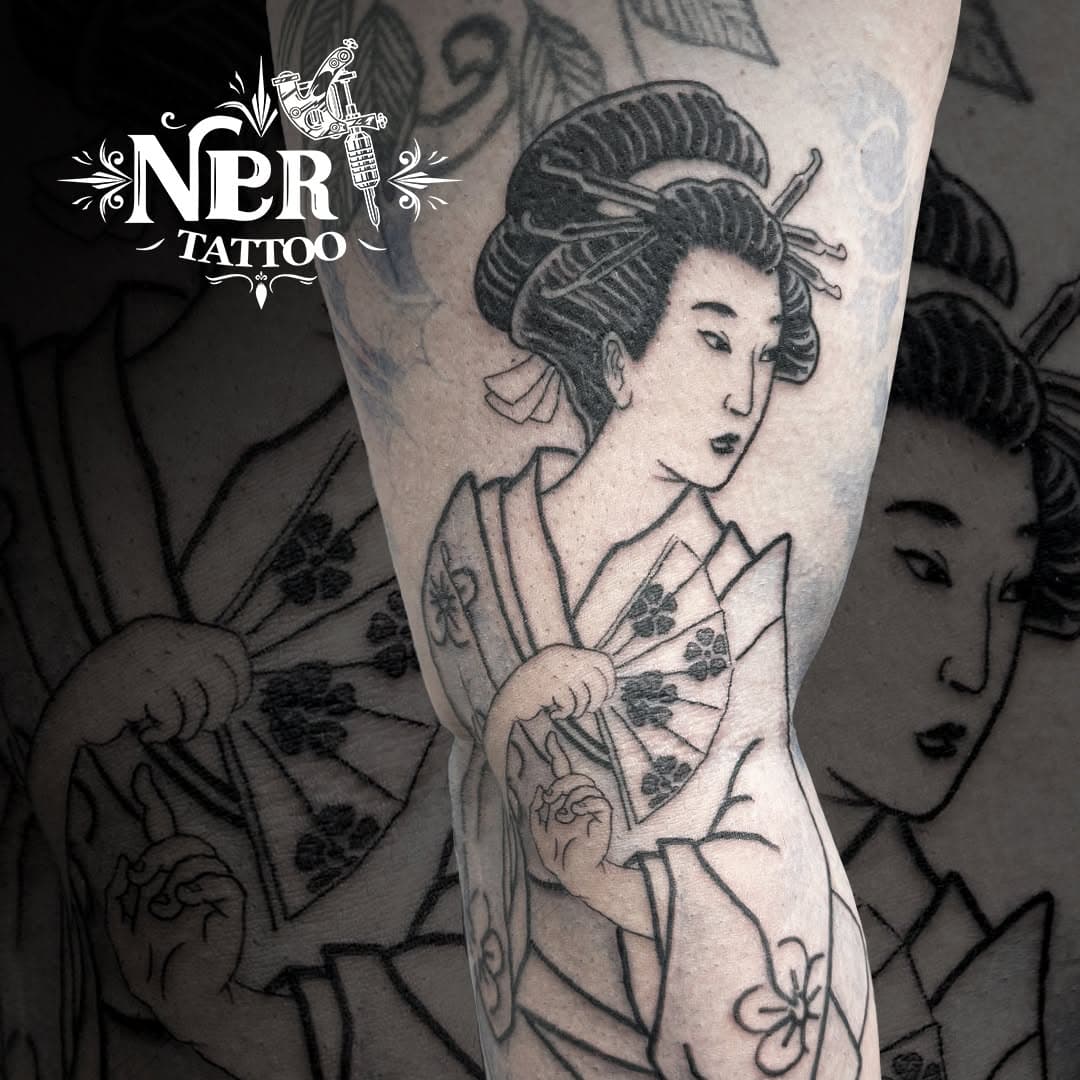 PT:
Uma linda gueixa passando na sua timeline

Orçamentos sem compromissos e agendamentos via Direct ou WhatsApp (link na bio).

EN:
A beautiful geisha passing through your timeline

Free quotes and appointments via Direct or WhatsApp (link in the bio).

#tattoo #tattooideas #tattooartist #tattoo  #neritattoo #blackwork #blackworktattoo #Portotattoo #tattooporto #tatuagem #tatuagemporto #portotatuagem #orientaltattoo #orientaltraditionaltattoo #gueishatattoo