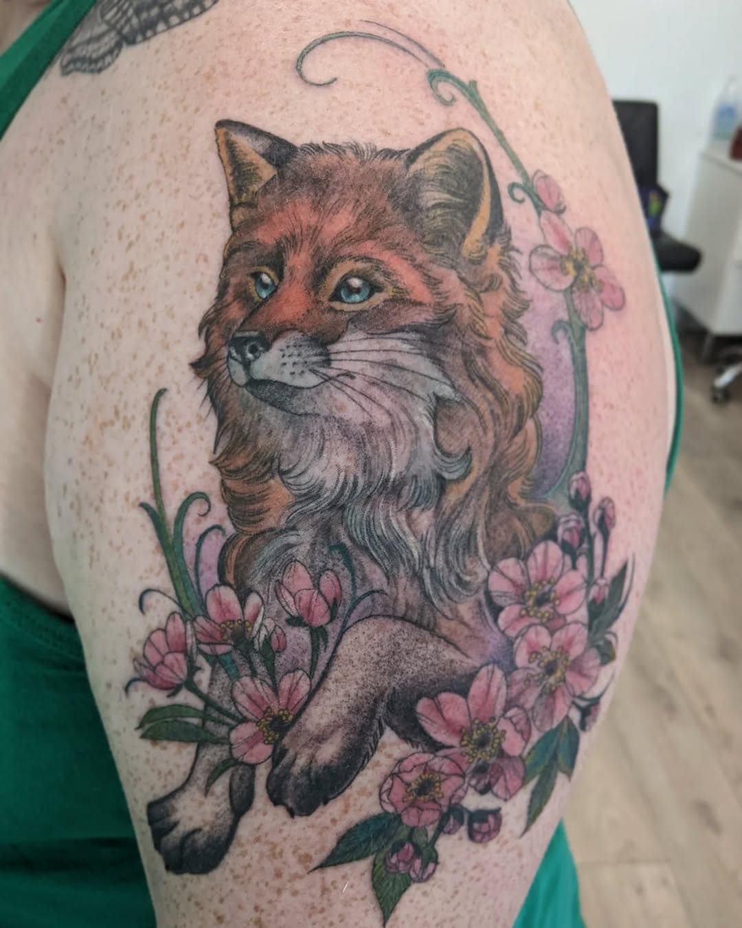 Fox and florals for a wonderful client who's always a pleasure to tattoo and create together. In my efforts to post healed photos alongside day of I realized we had about a full year in-between the first image, the terrible quality video I took,  and the last, which is pretty good to show how the colours and line work has settled in. Two different locations, and lighting is of course different to., 
I really appreciate the opportunity to show my art in this path and my super rad clients who are in it for the long haul, in a world of instant online click clack swipe on to the next it's my little way of showing the long term in tattooing and art of it all, 
Thank you for being a part of it, truly.