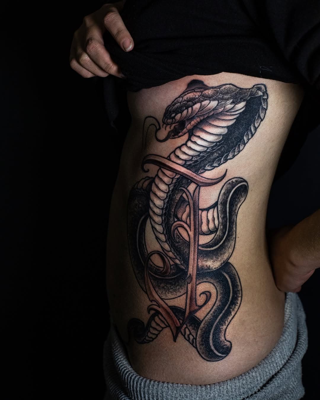 Le serpent : symbole de transformation, de renouveau… et, soyons honnêtes c'est une manière subtile de prévenir que : je mords si on me cherche

Artiste : @jaminmathieu

📸 : @m0therlode__