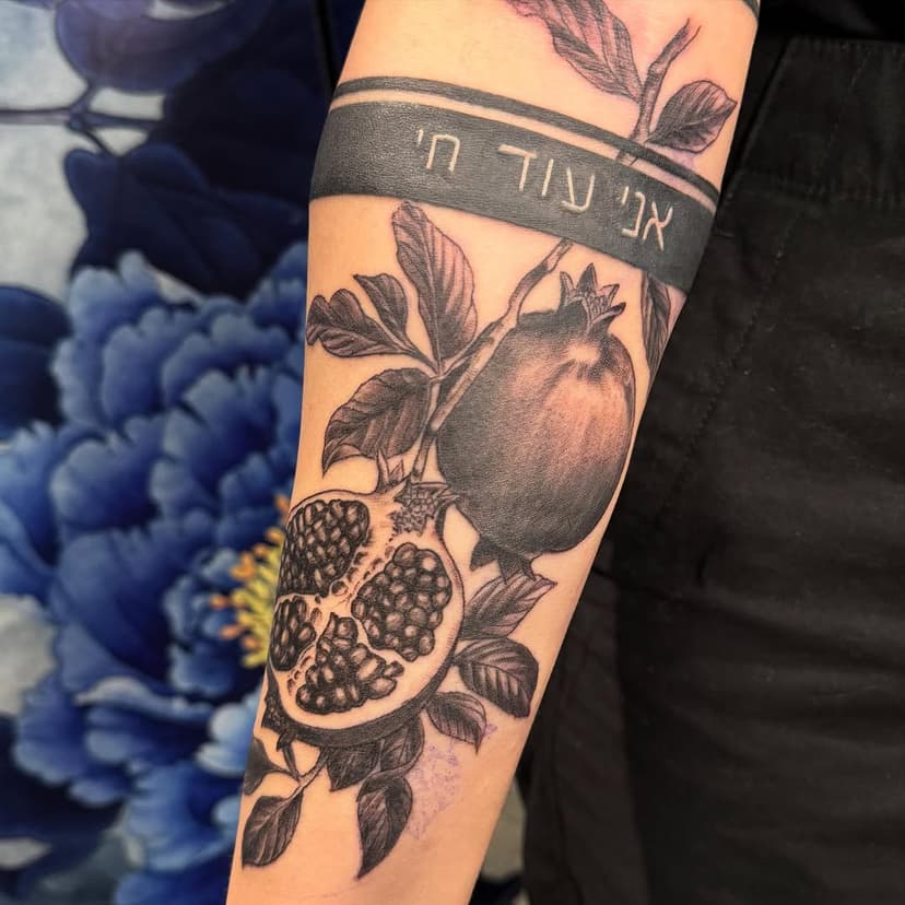 ⚡️Et voilà un tattoo de grenades pour Zoé! Un plaisir!🥰⚡️
#tattoo #tatouage #ink #art #lunderskin #lauralagardetattoo #pantherebleuetattoo #chatillon #tatouageparis #paristattoo #TatouageGrenade #grenade #GrenadeTattoo #PomegranateTattoo #RealisticTattoo #FruitTattoo #TattooInspiration #RealismTattoo #NatureTattoo #TattooDesign #FineLineTattoo #illcatchagrenadeforyou