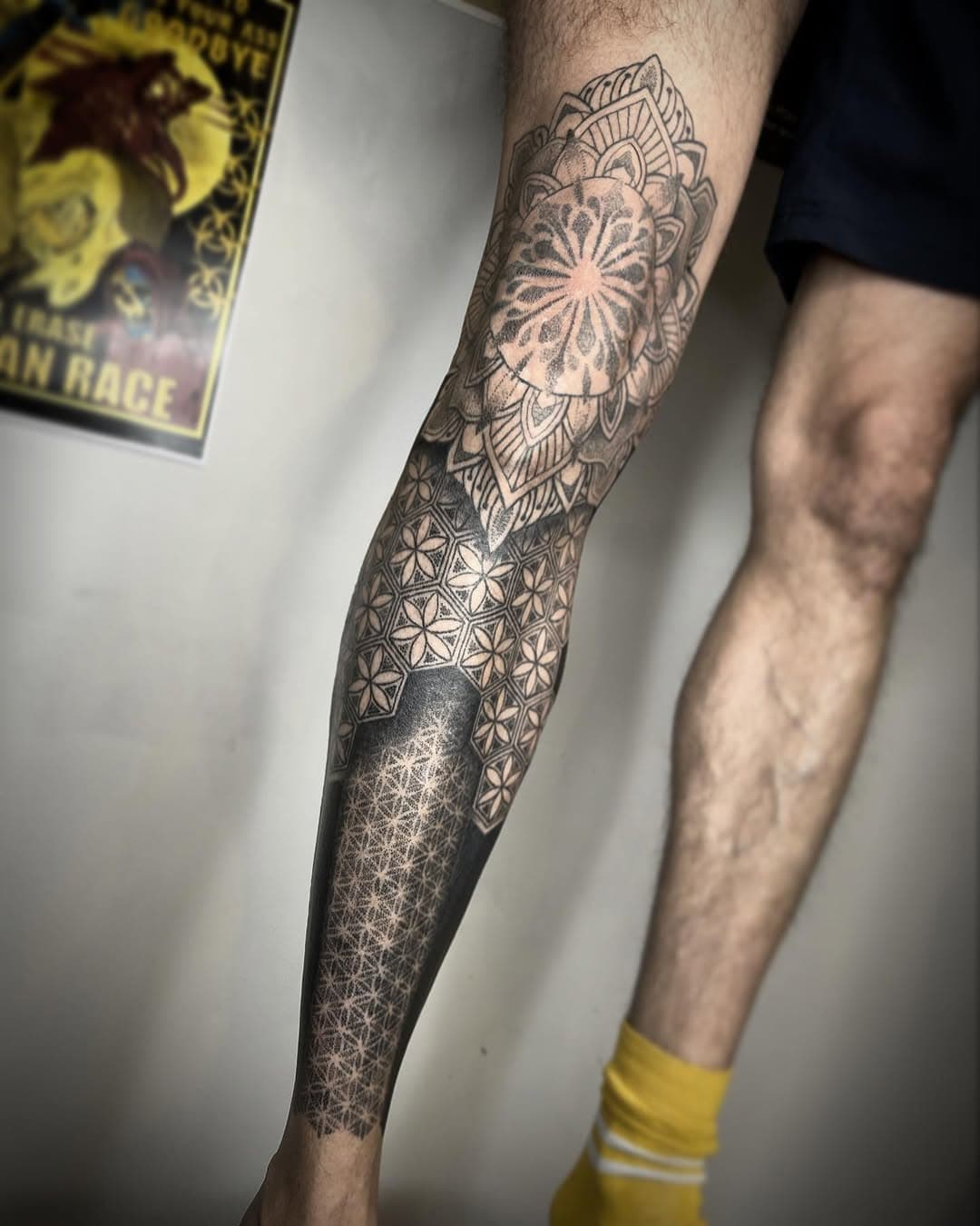 Blackwork Legsleeve in Arbeit 🌚

#tattoo #tattoos #tattooart #tattooideas #blackwork #blackworktattoo #blackworktattoos #geometric #geometrictattoo #geometrictattoos #ornaments #ornamentaltattoo #ornamental #ornament #munich #munichtattoo #munichtattooartist #munichtattooers #munichtattoo #blackhearttattoo