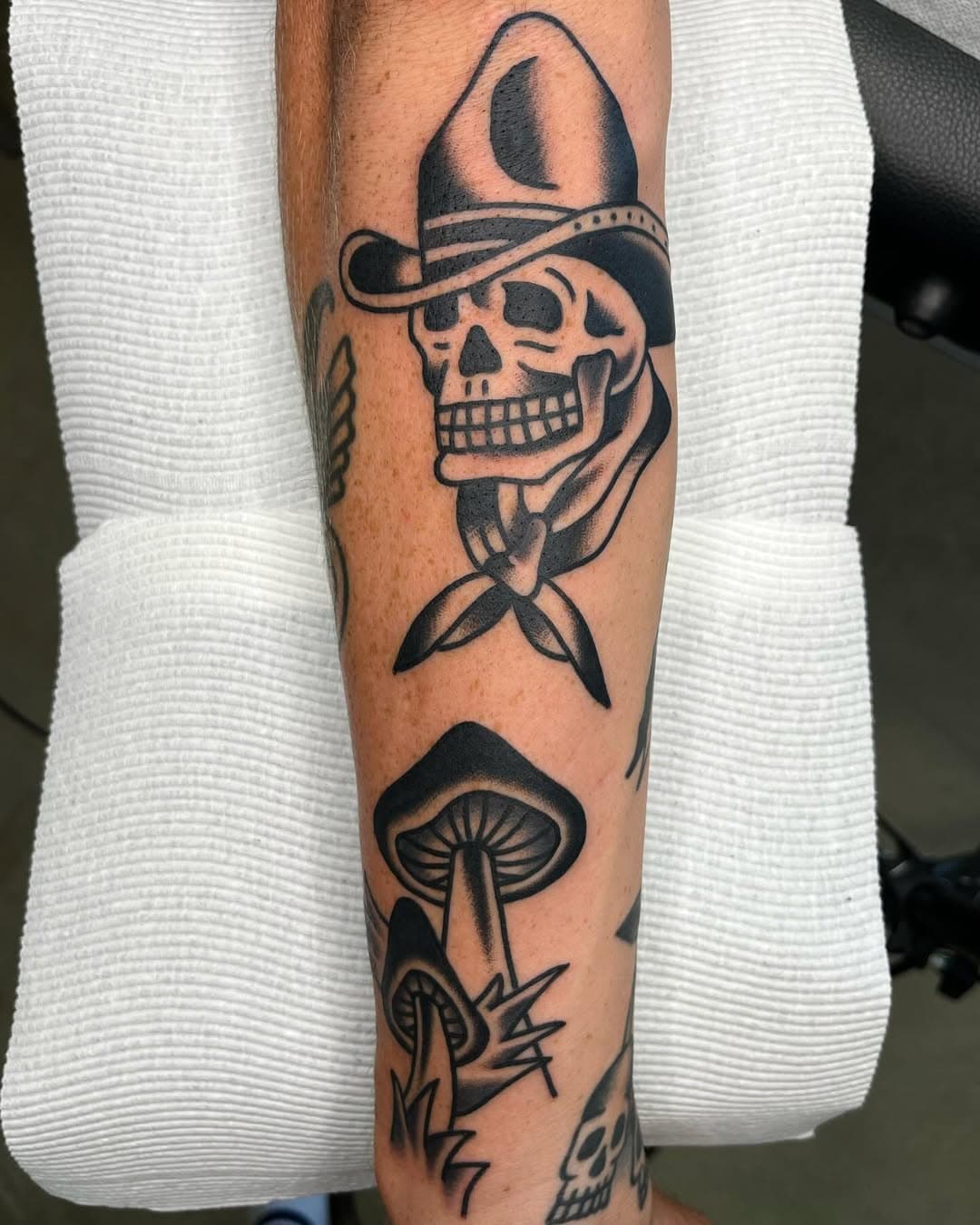 Black and grey all day @alfredstreettattoo Dm to book 🌴📕