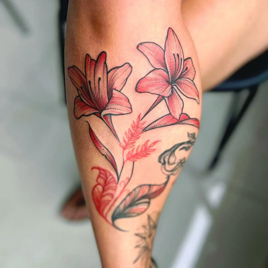 Complemento com lírios em antiga tattoo. Diferentona em duas cores e rastelada. Entre em contato com o link do WhatsApp que está na bio para agendar um horário. #claytonartetattoo