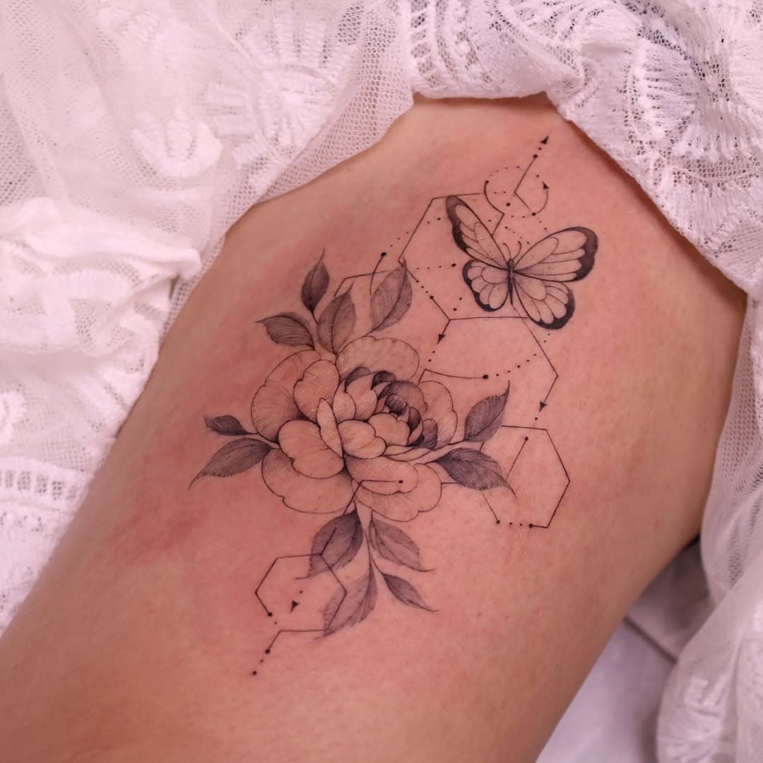 Pivoine et papillon 🦋 

✉️patricetattoo@outlook.fr 

#tattoo #tattoos #womantattoo #tattoogirl #peonies #peoniestattoos #delicatetattoo #finelinetattoos #fineline #geometrictattoo