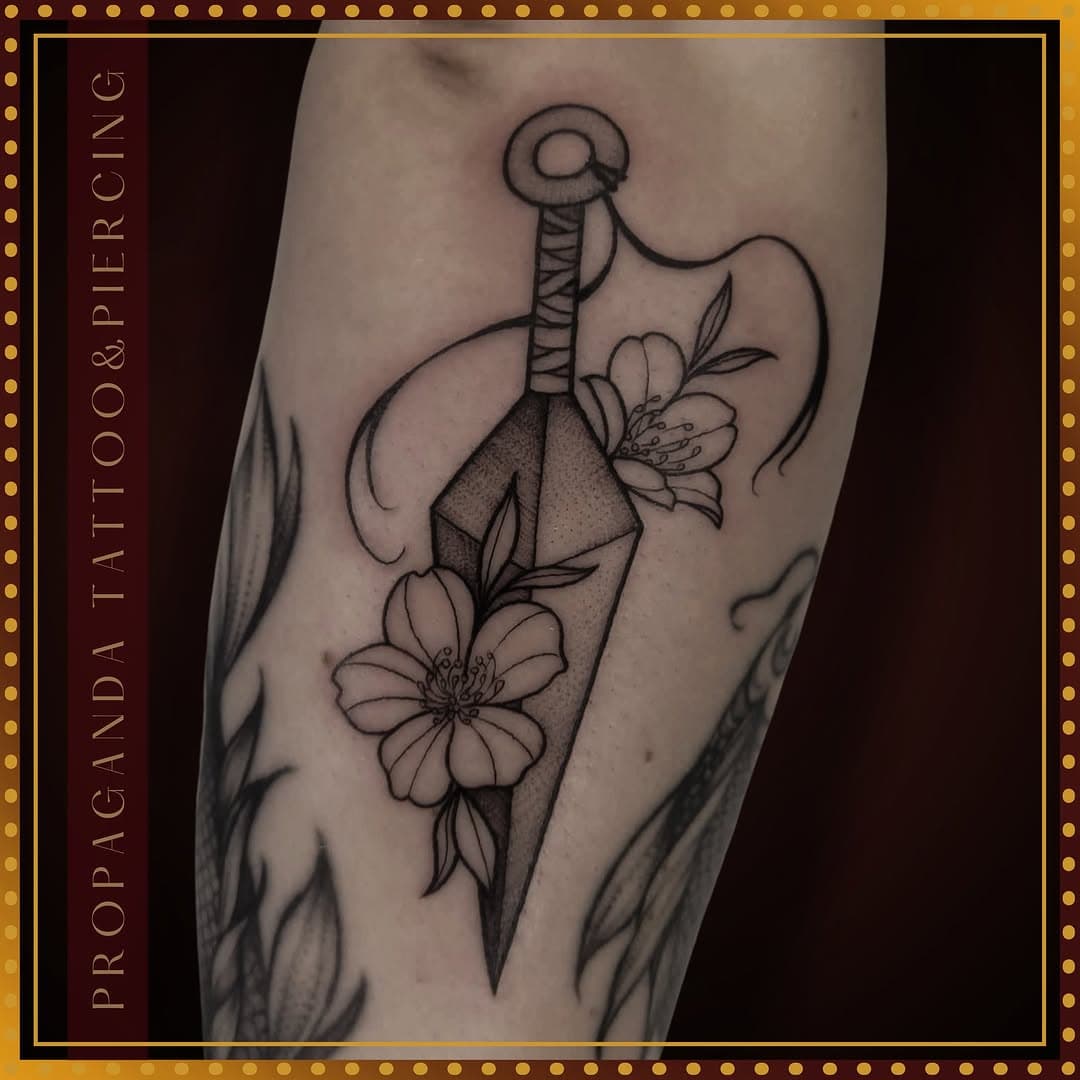 🗡️ Kunai – japońskie ostrze, symbol odwagi i determinacji! 🌪️ Wzór, nawiązuje do japońskiej kultury i jest najbardziej kojarzony z uniwersum Naruto. Dla fanów anime, tatuaż kunai to nie tylko ozdoba, ale także manifestacja ich pasji i miłości do tej niesamowitej historii 🌸

✨ Precyzyjnie wykonany projekt oddaje dynamikę i wyjątkowy styl japońskich ostrzy. Każda linia jest tu ważna, by oddać charakter i symbolikę tego motywu. Dla wszystkich fanów Naruto i nie tylko – kunai to wzór pełen mocy, który może być świetnym symbolem determinacji i walki o swoje cele.

📌 Marzysz o tatuażu inspirowanym kulturą japońską lub Twoim ulubionym anime? Zapraszamy na konsultację – razem stworzymy wzór, który odzwierciedli Twoją osobowość i pasje!

📍 UMÓW SIĘ już teraz, na konsultację bądź zabieg - wyślij wiadomość lub zadzwoń na 885-828-866 🎉

#tatuazepoznan #tatuażepoznań #studiotatuażupoznań #tatuaż #tattoo #tatuażnaruto #tattoonaruto #japońskietatuaże #tatuażanime #tattoofan #tattooinspiration #tattooart #tatuażpoznan #japantattoo #naruto #narutotattoo #kunai #kulturajapońska