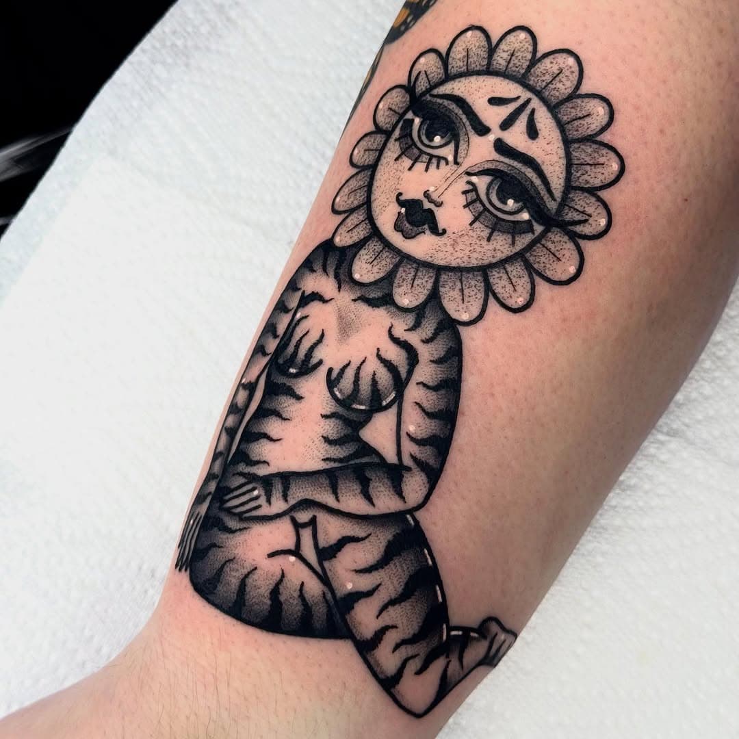 More like this please 🫶 #flashtattoo #blackworktattoo #essextattoo #uktattoo #floraltattoo #pinuptattoo