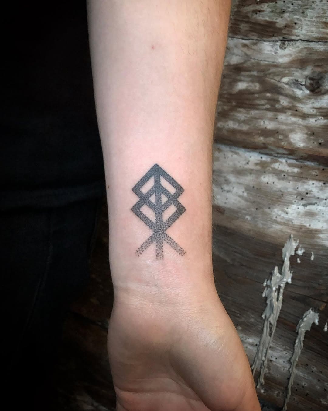 Family bind rune/ bumerke
The design was made many years ago by @jannickewiesehansen who asked me on behalf of her first born to tattoo it on her. 
All by hand/ Handpoked/ No machine

#handpoked #bindrune #bumerke #norsetattoo #runetattoo #runes #nomachine #nordictattoo