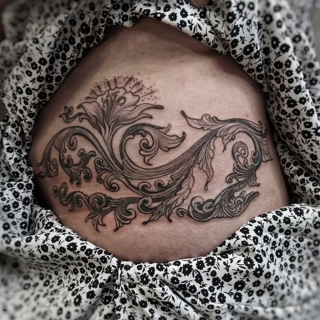 Eu curto demais fazer coberturas, acho muito legal pensar e desenhar estrategicamente e ainda deixar a tattoo mais delicada possível.
Esse trabalho foi realizado em São Paulo, na minha última viagem. Natália, mto mto obrigada!! 🍃✨

Tem aquela tattoo chatinha que quer cobrir/reformar e deixar ela bem elegante? Vem de Dm 🤎

#freehand
#freehandwork #tattoofreehand #coverup #coveruptattoo #coberturatattoo #sp