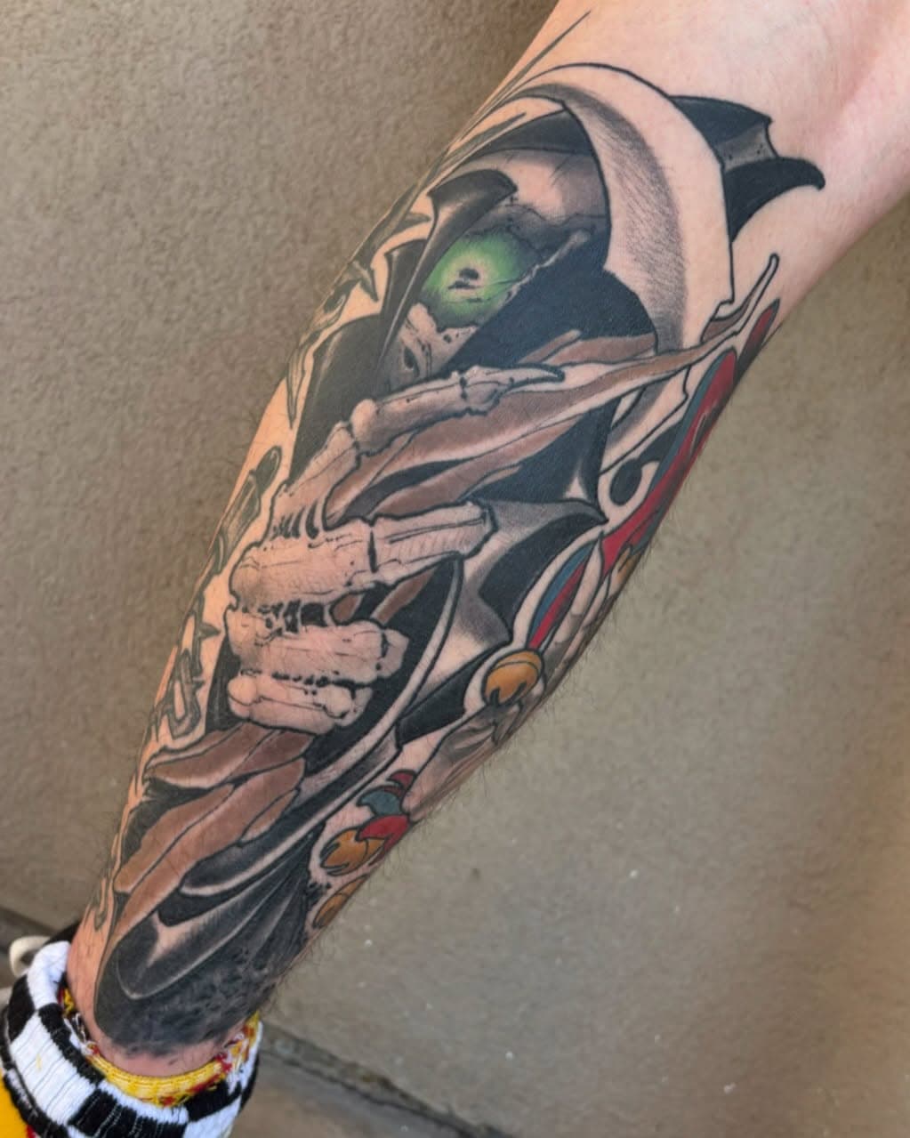 Healed, freehand, peeking reaper gap filler for the homie Orion. Thanks again brother.
.
@four4ortyfour 
@fkirons 
@eternalink 
@secondskintac 
@kingpintattoosupply 
@thecosmoglolight 
@tatsoul 
.
Sponsored by FK Irons
#tattoo #neotrad #neotraditional #neotrad #ink #inked #inkedmag #tattooartistmag #texastattoo #dallastattoo #thebesttattooartist #fkirons #fkironsproteam #tatsoul #envycartridges #EternalInk #BrightestColorsPeriod #EternalInkProTeam #kingpintattoosupply #cosmoglolight