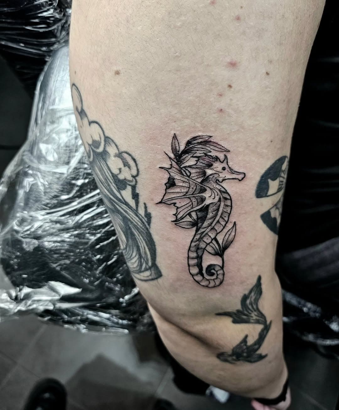 A cute seahorse from last week ! 🥰✨️
#seahorsetattoo #neotrad  #blackwork