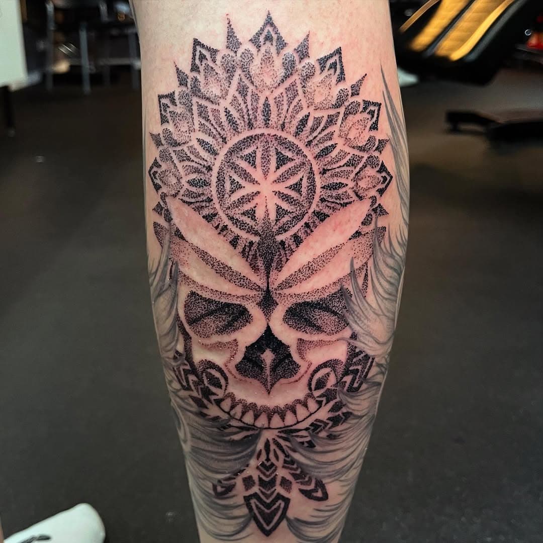 #tattoo #inked #inkedgirls #mandalatattoo #mandala #sculltattoo #dotwork #dotworktattoo #besttattoo #blackandgraytattoo #usingen @majesty_ink