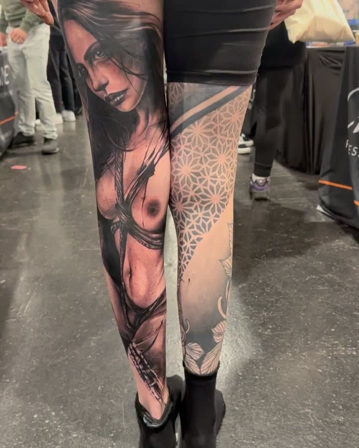 Almost a year ago at @milanotattooconvention
  Did something a bit different on @danii_iley  the pattern leg is not mine but tried to much and continue the flow 
Since then we added more stuff can’t wait to finish everything up to show you ➕Abstract.Dark.Minimal➕
▪️▪️▪️
Brushes and splashes 🎨
⚫️⚪️ #noxviolet .
@cheyenne_tattooequipment 
@tattooarmourpro 
 #melbourne #natalienox #abstract #abstracttattoo #nox