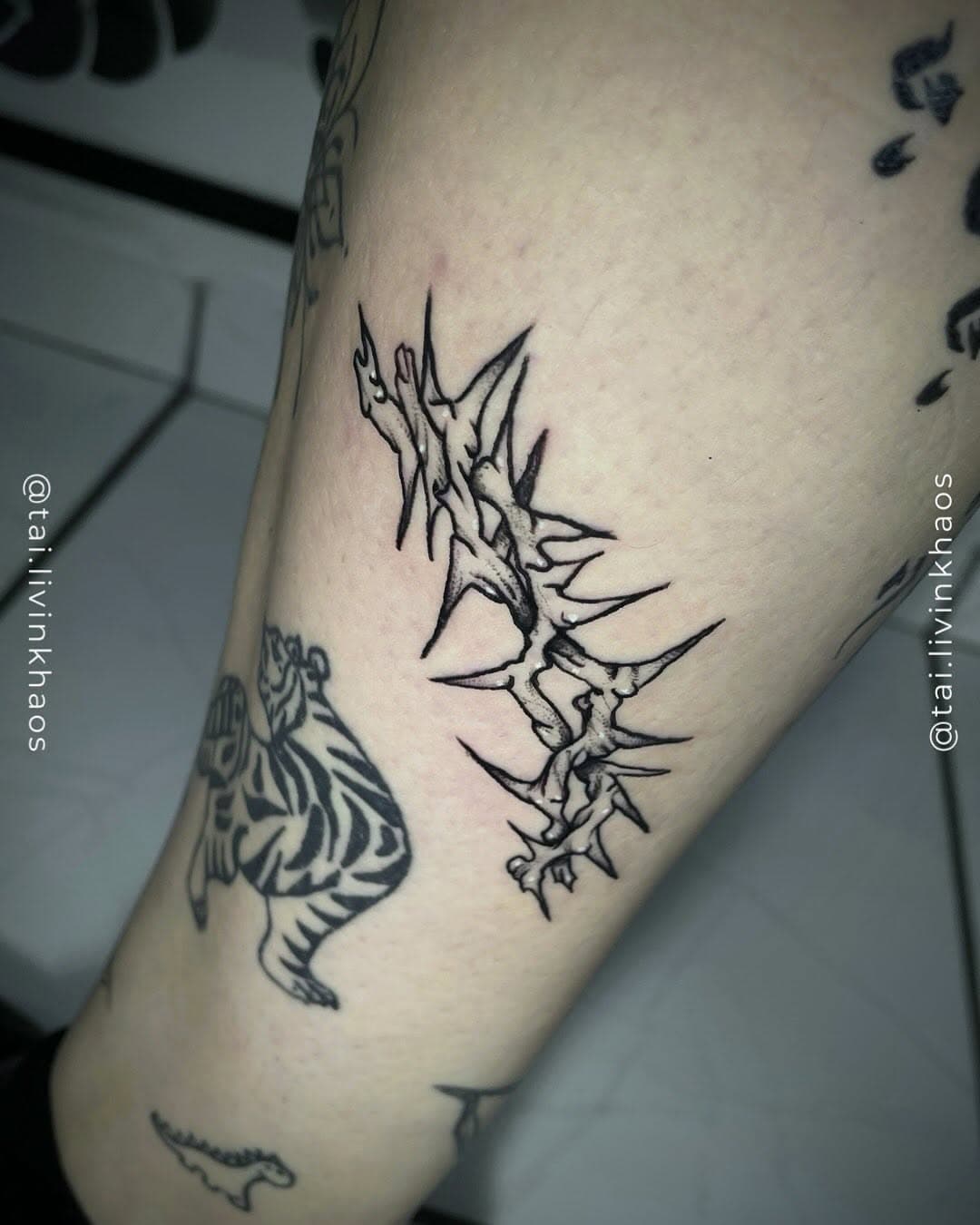 Horários disponíveis essa semana • orçamentos pelo link da bio 

#blackwork #thorns #roses #flashtattoo #flashaddicted #flashart