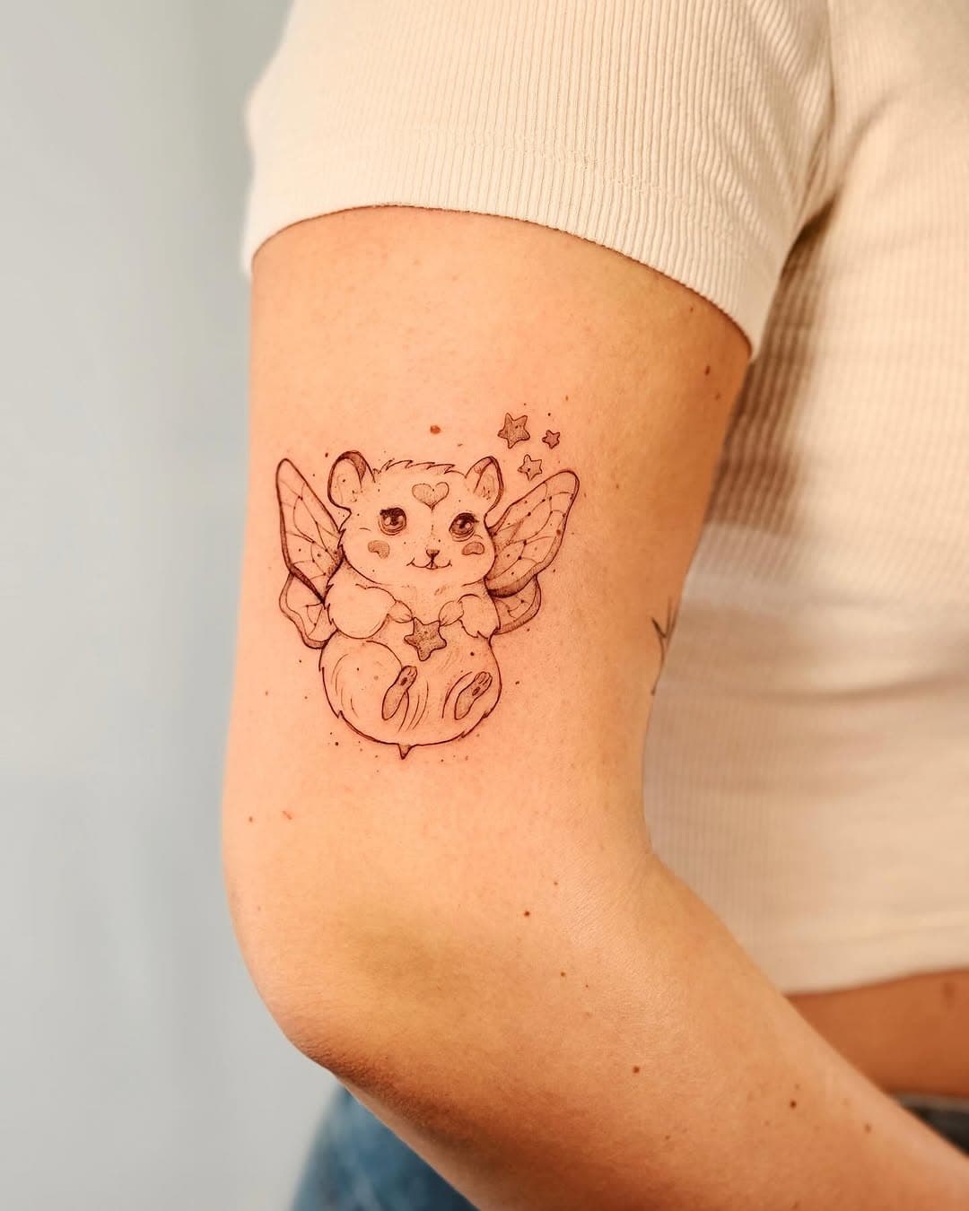 ✨ A dreamy little hamster fairy 🐹 with a touch of magic! Thanks to Anna 💫
Done @alvearetattoo 🐝

🌸 I’m currently taking appointments for Rome in January and February. For Copenhagen @calm_tattoo_cph I’ll be available from January 30th to February 1st, with only a few spots left.
Whether it’s your idea or mine, let’s create something magical together. Send me a DM to book your spot! 💖

#tattoorome #tattoocopenhagen #finelinetattoo #fairycoreaesthetic #fairycoretattoo #fairytattoo #hamstertattoo #vegantattooer