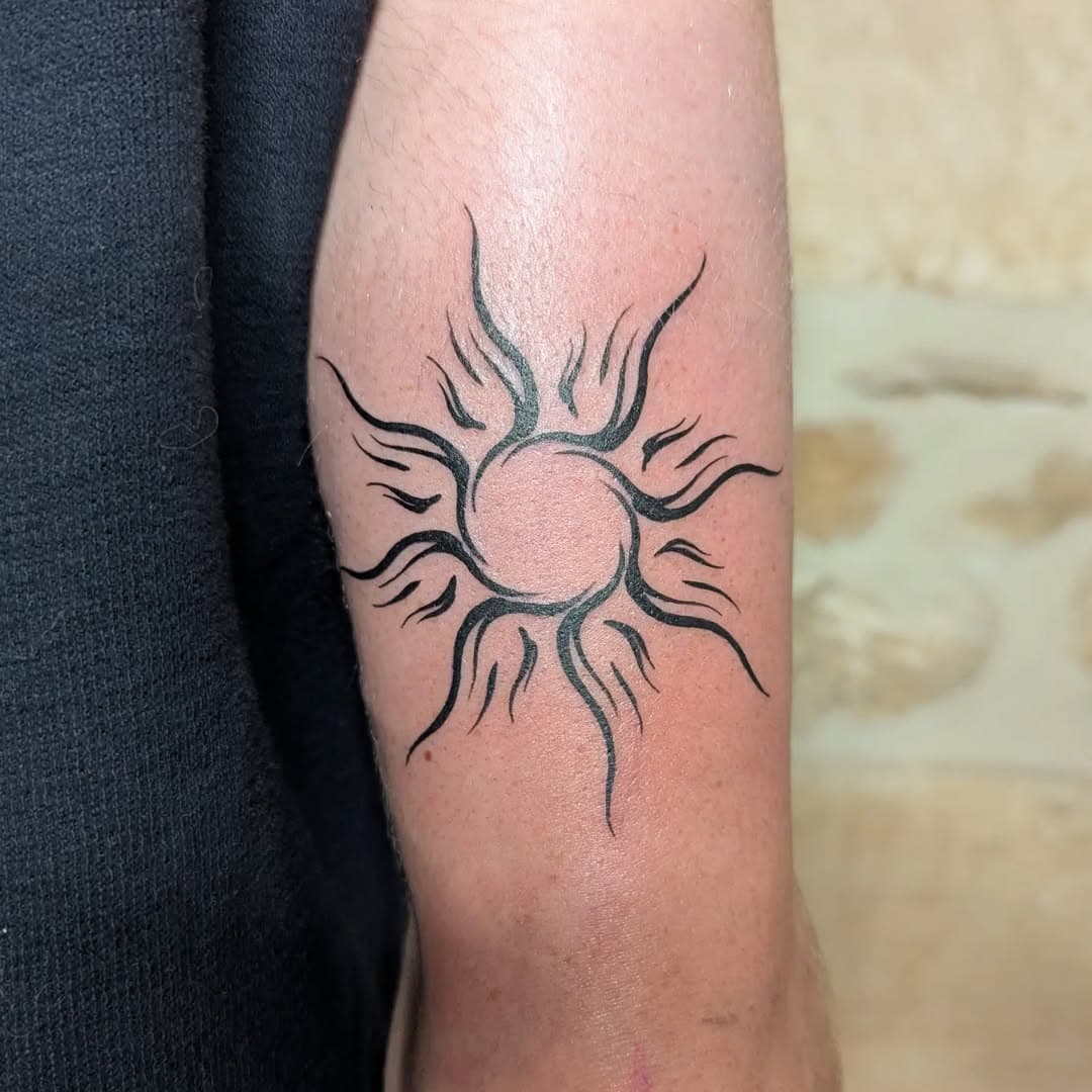 🌑
.
.
.
.
.
.
.
.
.
.
Tattoo, tatouage Montpellier ornemental abstrait désert sable soleil Sun