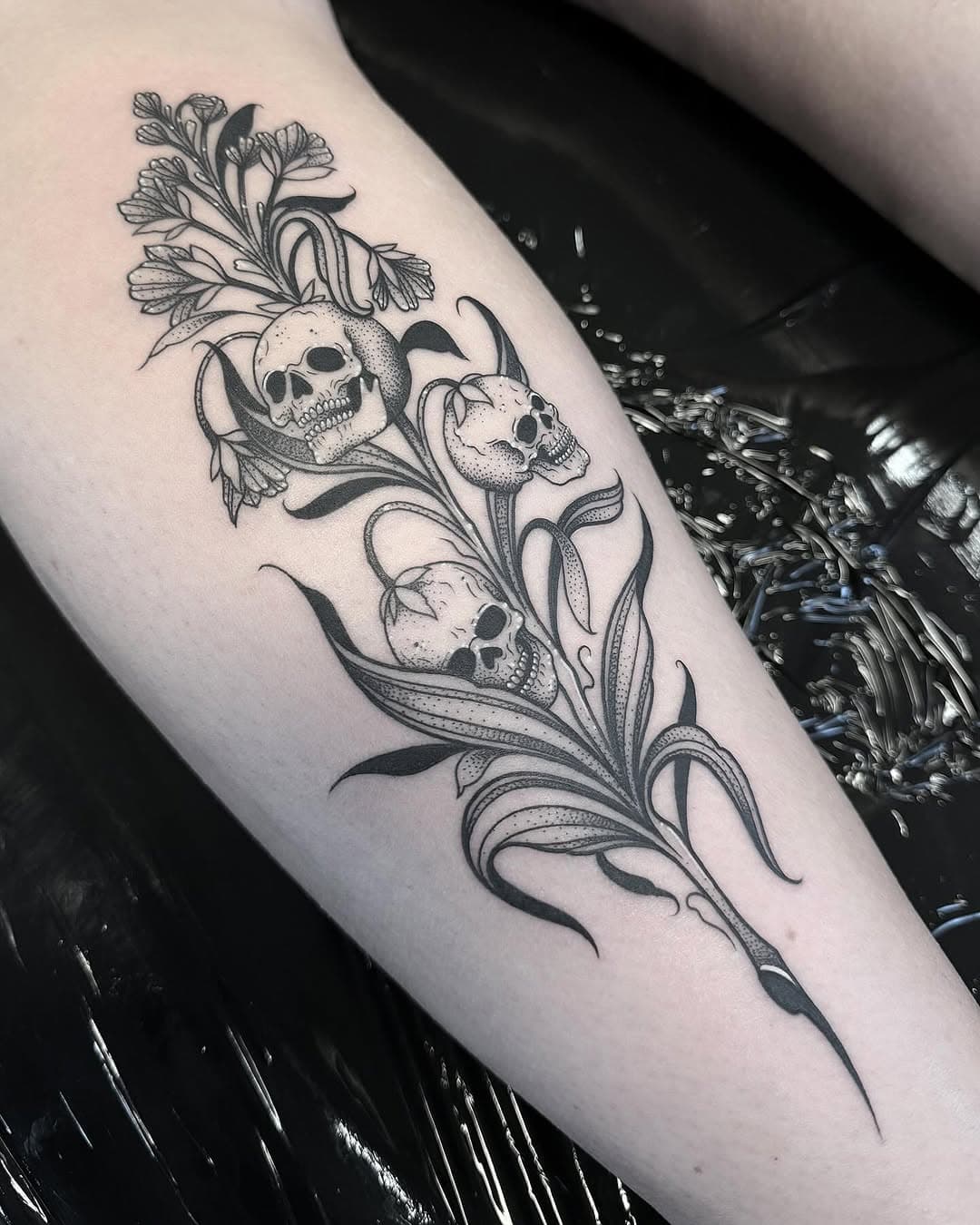 Had so much fun doing these tiny skulls and florals for Emma on Saturday. Thanks for getting these 🖤
-
#dotwork #dotworktattoo #floraltattoo #flowertattoo #skulltattoo #tattoo #tattoos #tattooist #tattooartist #tattooideas #blackswantattoostudio #blackswansunderland