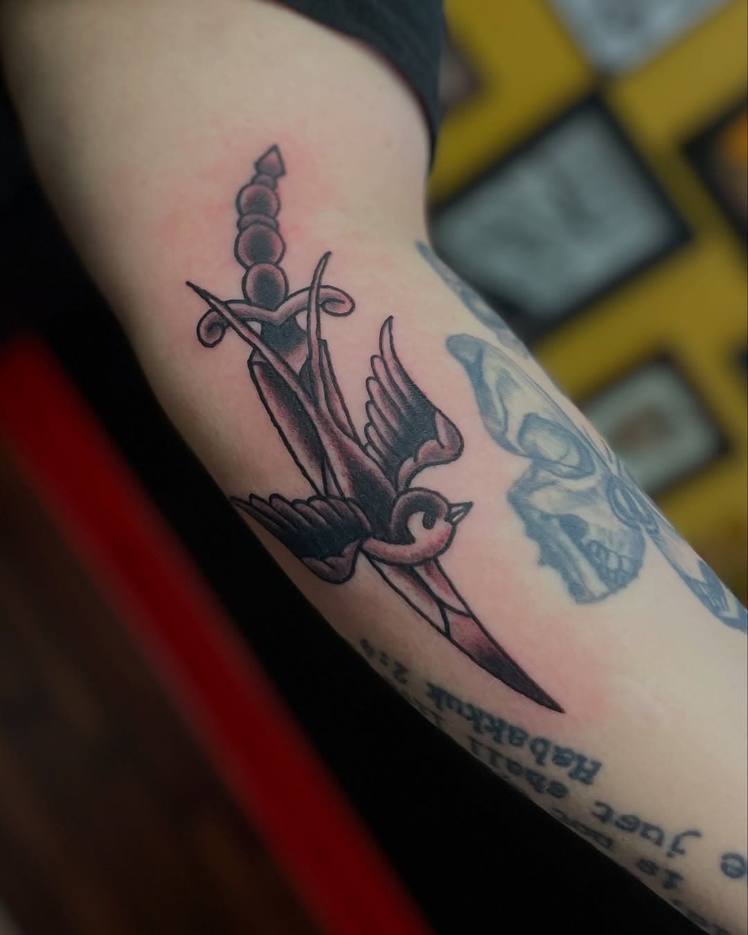 A couple tats I got to do this week!
HMU 🤙🏻 for any of your tat needs
.
.
.
.
.
.
.
#blackandgreytattoo #colortattoo #dndtattoo #ilithid #bg3 #traditionaltattoo #dallastx #dallastattooartist #texastattooartist #sparrowtattoo #daggertattoo #coilmachine #tattoo #tattooart #flashdesign #fantasytattoo