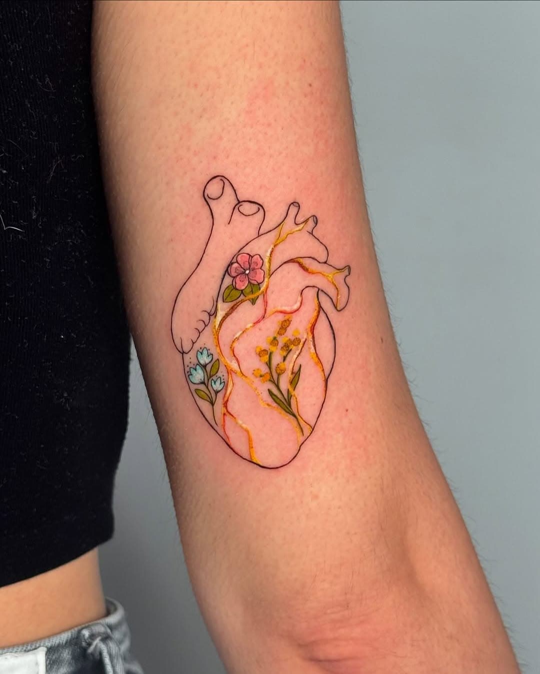 Un corazón reparado con kintsugi para Alba, que es más maja que las pesetas, y la clienta que cualquier tatuador querría tener! ♥️♥️♥️
•
#kintsugi #kintsugitattoo #heartbroken #fineline #DotWorkTattoo #BlackWork #finelinetattoo 
#tatuajemadrid  #madrid #MadridTattoo #TheBestTattooArtist #TheBestSpainTattooArtist #TattooSociety #SkinArt #Tattooartist #Inkstagram #RadTattoos #Volaverunt #EstudioElSalado