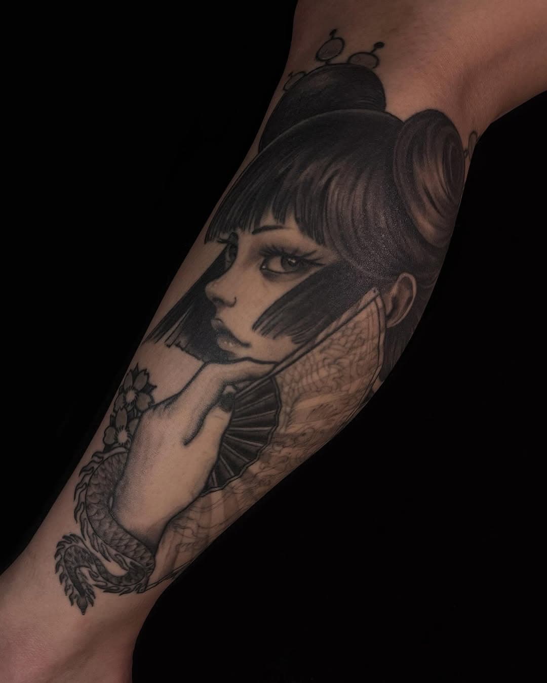 Primeiro post do ano tinha que ser a tatuagem para @yukawa__ completamente cicatrizada.
Ela me passou a ideia, e cheguei nessa composição que ela gostou bastante!
Trabalho feito em duas sessões.

Vamos conversar sobre sua ideia ou fazer algum dos disponíveis! Só me chamar aqui na DM ou WhatsApp
(11) 96070-6670

#tatuagem #neotraditionaltattoo #blackwork #dragon