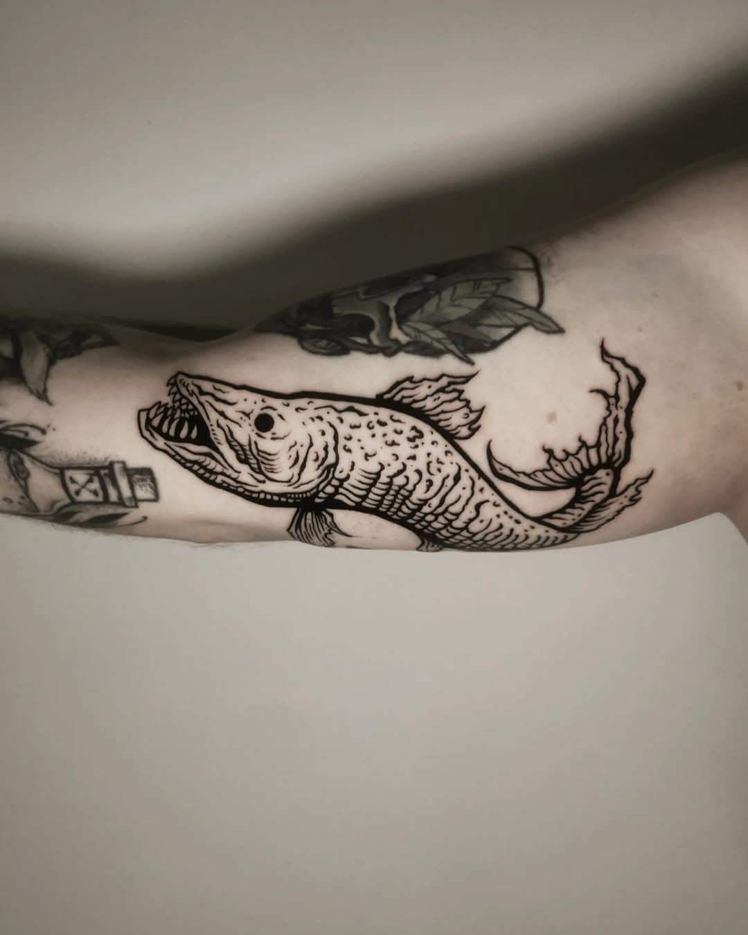 Szczupak to jest król wody

#pikefishing #pikefish #fishtattoo #onlythedarkest #bartwoo #artesobscurae #pepaxleve #pepaxmachine #dailyinspiration #dailyart #onlythedarkest #onlyblacktattoos #darkaesthetic #darkillustration #darkartistssubmission #blacktattoo #medieval #engravingtattoo #woodcutattoo #finetattoo #wroclawtattoo #polandtattoos