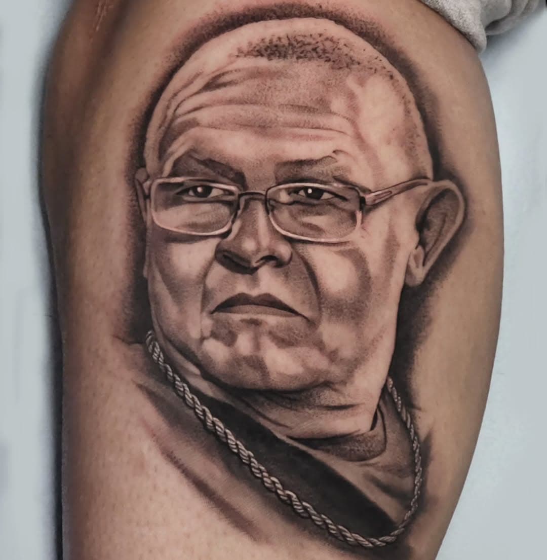 Memorial tattoo

Done with @hivecups @dynamiccolor @empireinks @kingpintattoosupply @painfulpleasures @ambitiontattoo_amz
