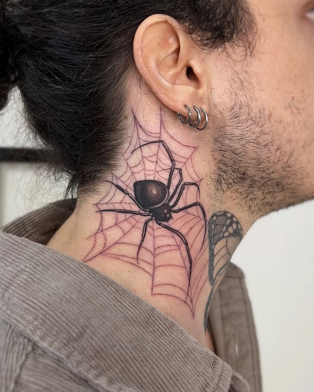 En marzo voy a hacer alguna parada por el norte con @spottitattoo. Cuando tengamos las cosas atadas avisaré. 

Araña que ya casi termina por completo el cuello a @jcastillodonato. Muchas gracias 🙂

#iriaalcojor #spidertattoo #tattoospain #bugtattoo #blackworkers_tattoo