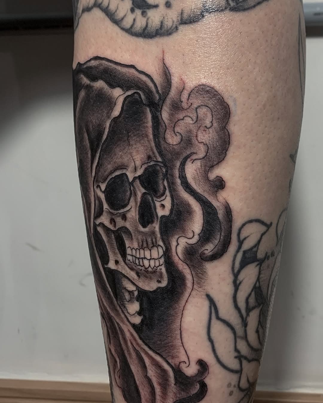 •MORTE•

Esse foi uma tattoo que gostei demais de fazer pro Bernardo! Trabalhamos juntos para criar essa arte, de um jeito único e que combinasse com a personalidade dele. Usei a anatomia da perna como base para o desenho, garantindo um encaixe entre as tatuagens que ele já tinha.💀
.
Também não posso deixar de agradecer pela confiança desse tempo todo tatuando comigo e pela amizade! É bom demais tatuar enquanto jogamos um papinho furado fora…🫶🏻

Curtiu? Me conta aí nos comentários o que você achou desse trabalho!

Hashtags:
#TatuagemAutoral #CaveiraTattoo #TatuagemPinda #TattooPindamonhangaba #TatuadoresBR #TattooArtist #TatuagemPretaeCinza #BlackworkTattoo #InkArt #TatuagemPersonalizada