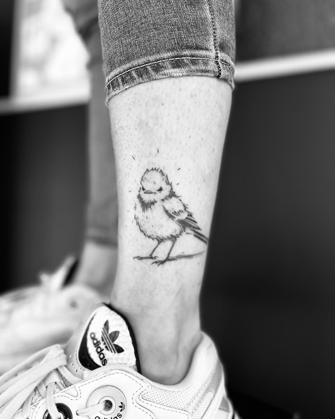 Petit oiseau colère adopté lors de la convention @cevennink et encré au shop @artontattoo !
Merci Sylvie de m’avoir permis d’encrer ce chouette flash !

✴︎
✴︎
✴︎
✴︎
✴︎
✴︎
✴︎

#artontattoo 
#stephanepradels 
#tattoo 
#tattoos 
#tatouageanimalier 
#tatouageanimalierfrance 
#tattooanimalier 
#moineautattoo 
#gardtattoo 
#tattoogard