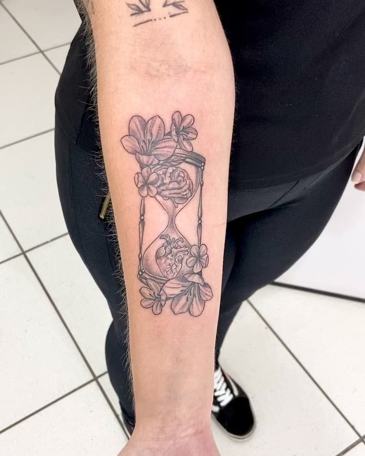 ✨já escolheu a sua?
O tempo é tão relativo e o que define como devemos usá-lo? A razão? A emoção? Encontrar o equilíbrio nem sempre é fácil, mas aos poucos é possível chegar lá! 

#tatuagem #tatuagemsombreada #tatuagemcerebro #tatuagemcoração #tatuagemampulheta #tatuagemflores #tatuageminspiradora #tatuageminspiracao #inspirationtattoo #braintattoo #hearttattoo