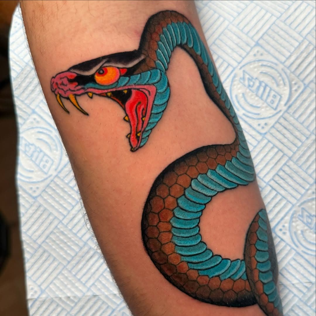 Serpiente para empezar bien el nuevo año de la serpiente . Volviendo poquito a poco al trabajo después de desconectar 💪🏻

Muchas gracias de nuevo David por confiar en mí 🙏🏻🥋

Para citas / info en general , manda Dm o mail ( moneatattoo@gmail.com )