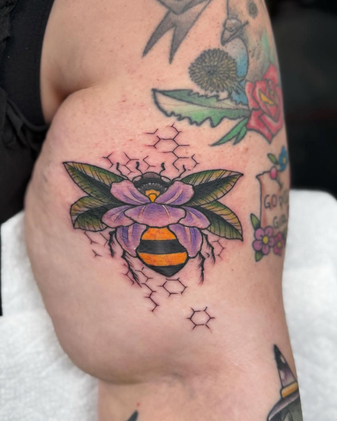 Fun bee/flower thank you @professormcgoogle  for getting this little dude.  It was a pleasure. 

#hellorhighwatertattoo #michigantattooers #michigantattooartists #colortattoo #bee #beetattoo #creed #dadrock