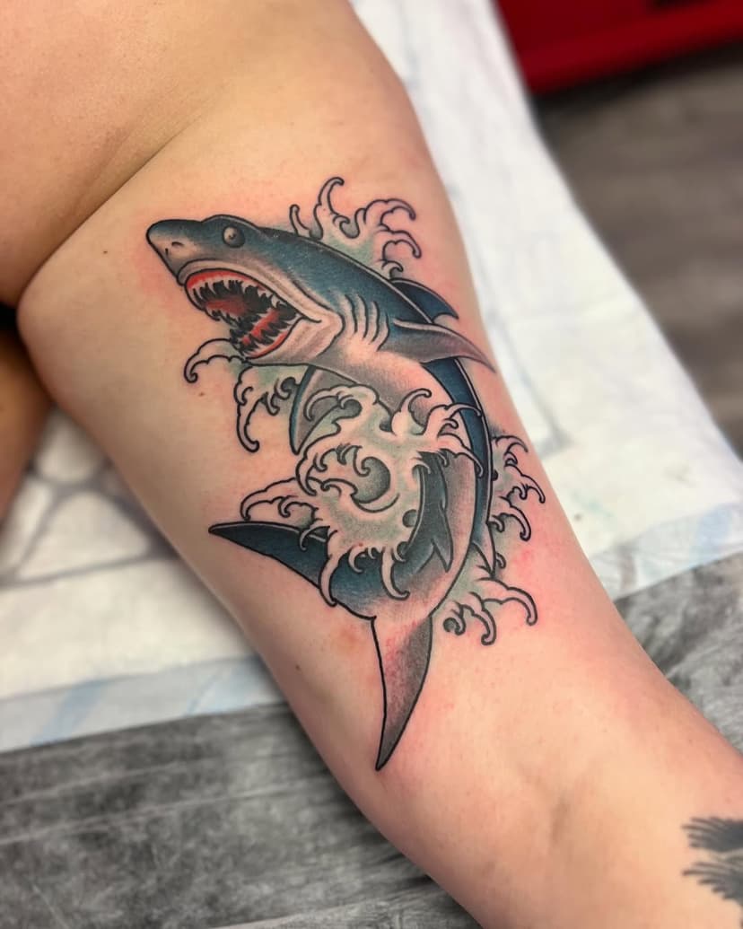 Drop in of today at @graffitiinktattoos Today J ask for available time, J got to the shop and trust the tattooer(Me), J asked for a badass shark, J got a badass tattoo in a badass spot, J didn t complain at all, J payed the tattoo with a big smile, J thanks me and left promising to come back soon and get more tattoos: BE J! 🤣🤣🙏🏻🙏🏻🙏🏻🙏🏻 #badasstattoos #sharktattoo #alingsås #traditionaltattoo #oldschooltattoo #colortattoo #californiantattoo #begood #thanks #amazingcustomers #coilsmachine