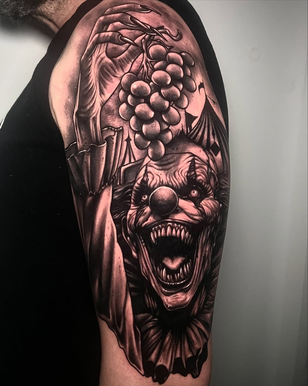 Menudos dos días intensos pasamos con Rafa 😅💪 Pero valió la pena! Gracias por la confianza, el aguante de guerrero y esos debates dignos de arreglar el mundo 😆 Nos vemos pronto! 😎
Hecho con @vicecolors_official y @jconly_official 🖤 
#tattoo #clowntattoo #creepytattoo #darkinkers #darkink #realistictattoo