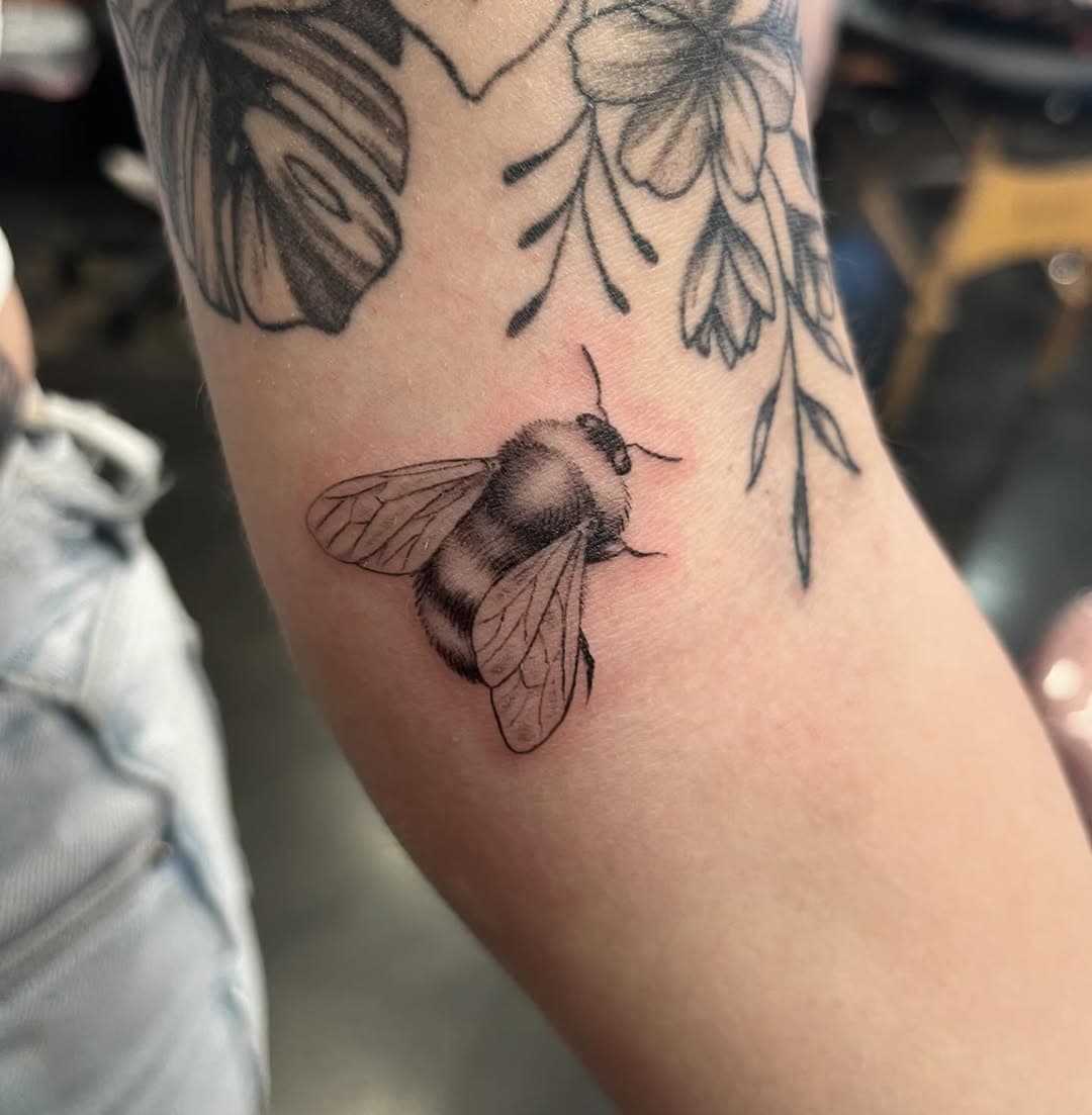 Had fun doing this fuzzy bumble bee Sunday. Thanks again Danielle! Done at @timelesstattoola #tattoo #tattoos #beetattoo #bumblebee #cutetattoo #smalltattoo #blackandgrey #blackandgreytattoos
