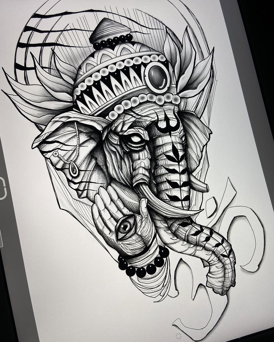 ✶ Ganesha ✶ 🐘🏴🔪

✶ Símbolo mágico da consciência lógica, controlando obstáculos no progresso material e espiritual!

✶ Desenho disponível ! 

✶ Espero que curtam !!!

Link na bio para dúvidas e orçamentos ! 📲