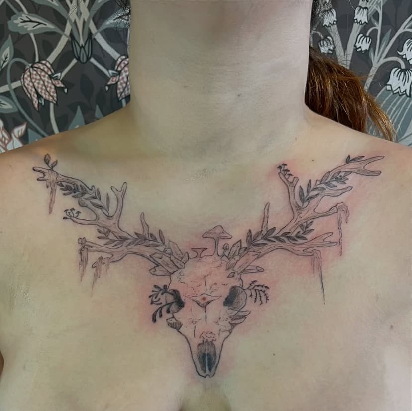 🦌🌿 La nature reprend ses droits sur ce crâne de cerf ! C’est un projet réalisé sur mesure pour notre cliente par @l.encreur.onirique ! 🌿🦌

#skulltattoo #tattoo #witchytattoo #bordeauxtattoo #bordeauxtatouage