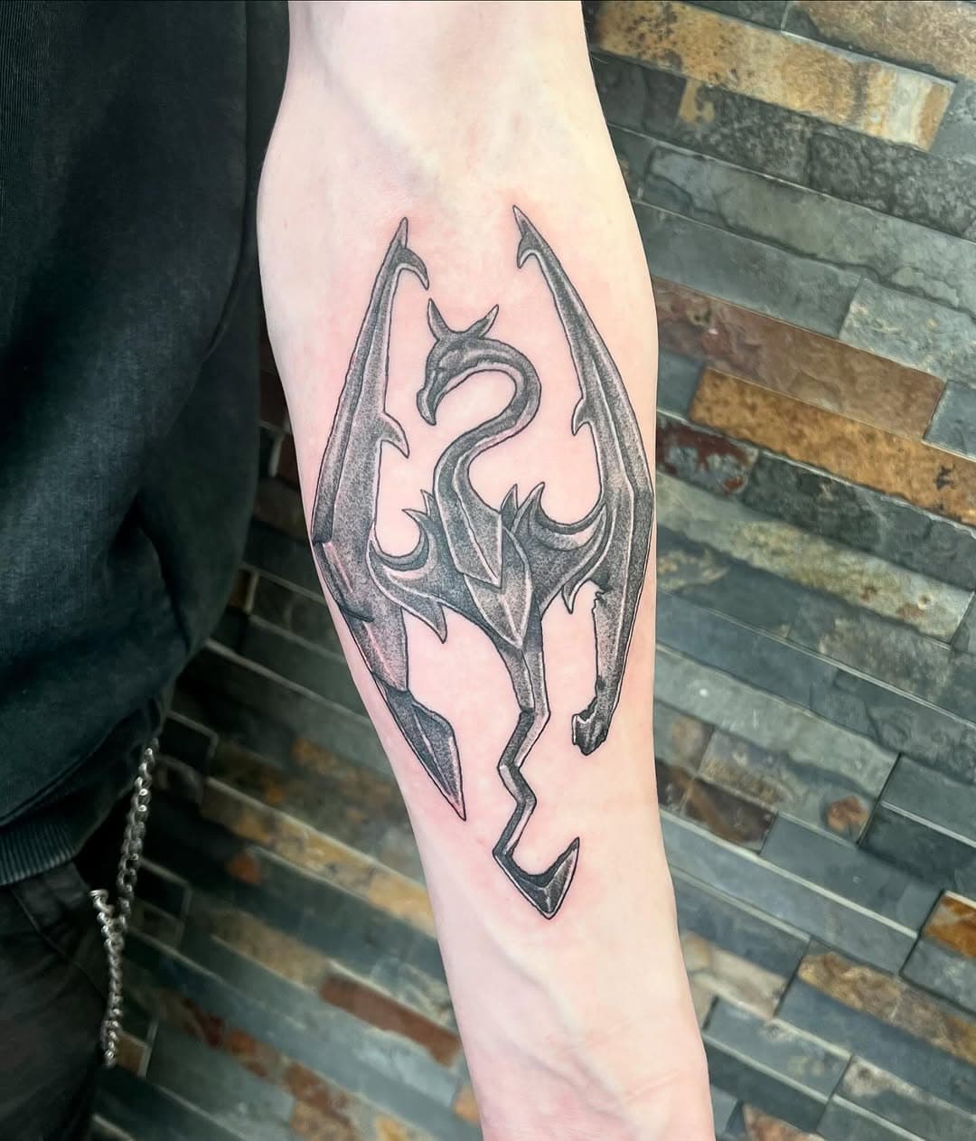 Skyrim piece for Scott’s first tattoo, thanks dude! 

Made using @yayofamilia @dynamiccolor @fusion_ink 

#skyrim #skyrimtattoo #gamer #gamertattoo #blackwork #blackworktattoo