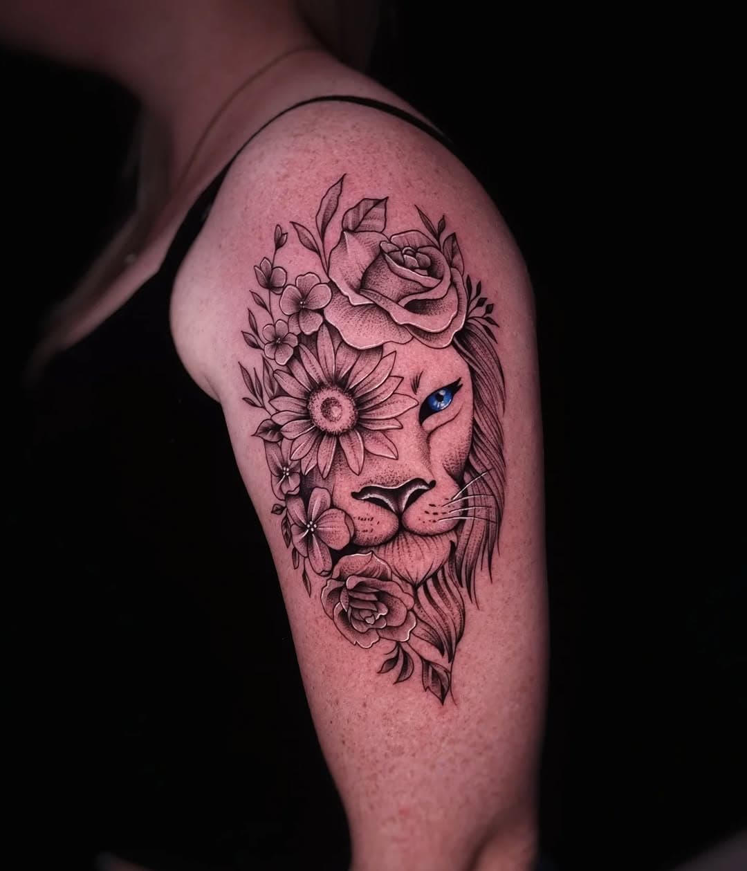 Bom dia povo! Uma ótima quarta feira a todos!
Tattoo novinha da nossa cliente @patiischuster 
Obrigado a confiança novamente Pati!

#tattoo #liontattoo #lionandflowerstattoo #tattoogirl