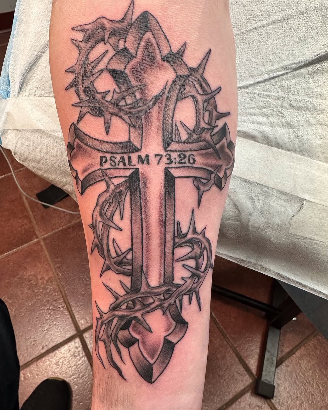 Classic cross and thorns by @craighelmich #cross#crossandthornes
✖️
✖️
✖️
#gettattooed#hextat#empireink#artistlife #Pittsburgh #PittsburghTattoo #PGHTattoo #PittsburghTattooArtist #pyramidtattoopgh #PittsburghTattooShop #Pyramid #PyramidTattoo #bridgeville#pittsburghsbest#yinzer#tattoo#inked #tattoo#412#radtattoos#mauitattoocompany