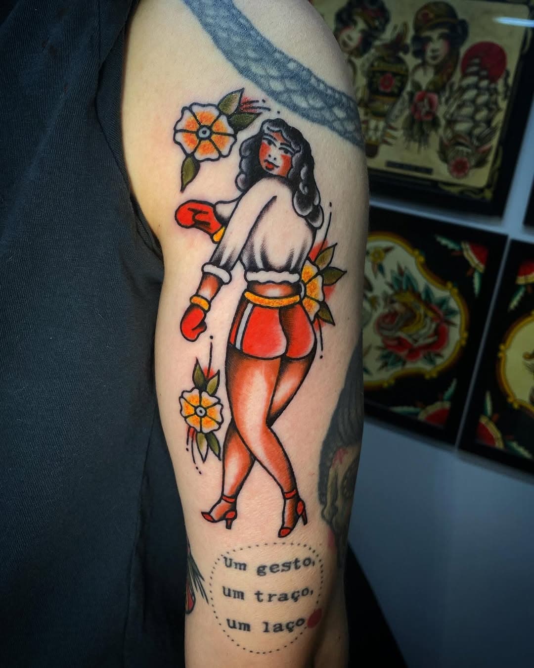 Não ando postando muitas fotos prq  não faz muita diferença, aqui é necessário dançar  conforme a música e eu não sei dançar. Muito obrigado a querida @cami_quase por escolher esse desenho que eu queria tatuar a muito tempo. Sigo trabalhando com tatuagens e posso tatuar vc tbm. Forte abraço e lembre-se, fique mais bonito no carnaval, faça uma tatuagem comigo! 

Patrocínios 
Muito obrigado 
@arrombatattooshop 
@darkdecalque