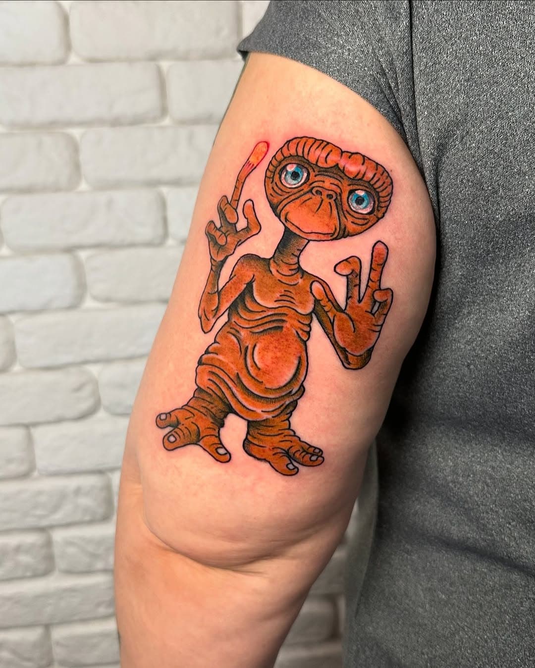 Tattoo tradicional do E.T O Extraterrestre, para minha cliente e amiga @salomaocandia 
Muito obrigado pela confiança em mais essa tattoo!

Quer fazer sua tatuagem? Me mande uma mensagem aqui pelo insta e vamos transformar sua ideia em tattoo.

#tattoo #traditional #tradtattoos #movie #et #tatuagem #tatuagemtradicional #cgms #dklab #brasil