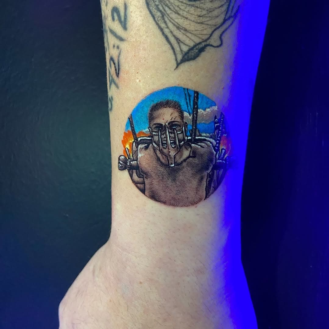 Mini cena de Mad Max, com 5cm de altura, no meu brother @sag_bodyart ! Tava com saudades de fazer uns trabalhinhos mini detalhados desses! Muito obrigado!
#tattoo #tatuagem #madmax #minitattoo #colortattoo