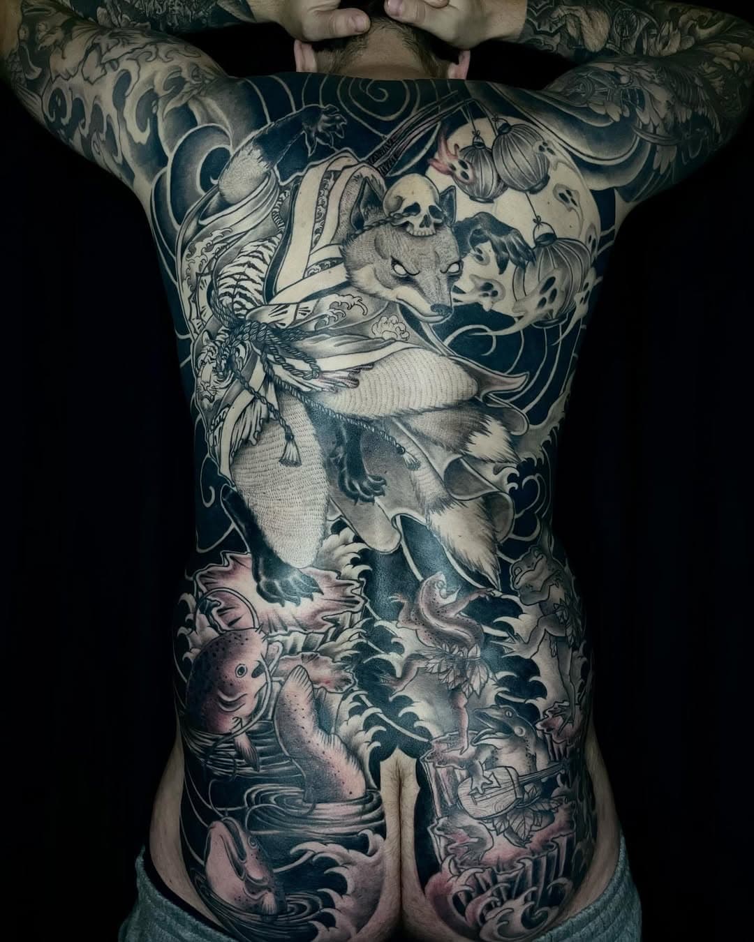 Four years in the making with some breaks in between, but we made it. We call this one “Full Moon Party”. A kitsune trying to catch some ghosts, dancing to the froggo band on the right butt cheek. Some curious catfish on the left wanting to check out what the fuss was all about. Thanks so much for your dedication Alex 🖤 #theofficetattoo #theofficetattoos #rotterdam #meent #oppert #kitsune #kitsunetattoo #backpiece #backpiecetattoo